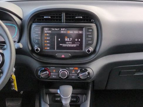 Used 2025 Kia Soul LX w/ LX Technology Package FWD image 16