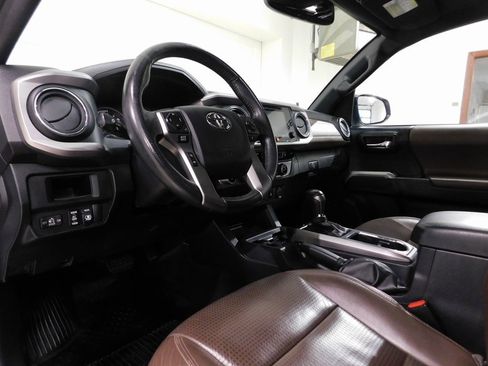 Used 2017 Toyota Tacoma Limited image 32