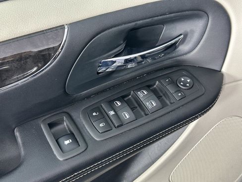 Used 2012 Chrysler Town & Country Touring-L w/ Premium Group FWD image 25