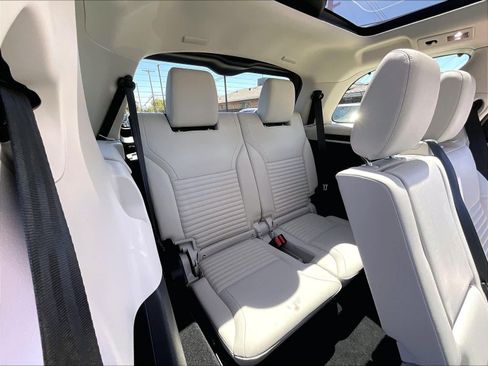 Used 2025 Land Rover Discovery S AWD/4WD image 31