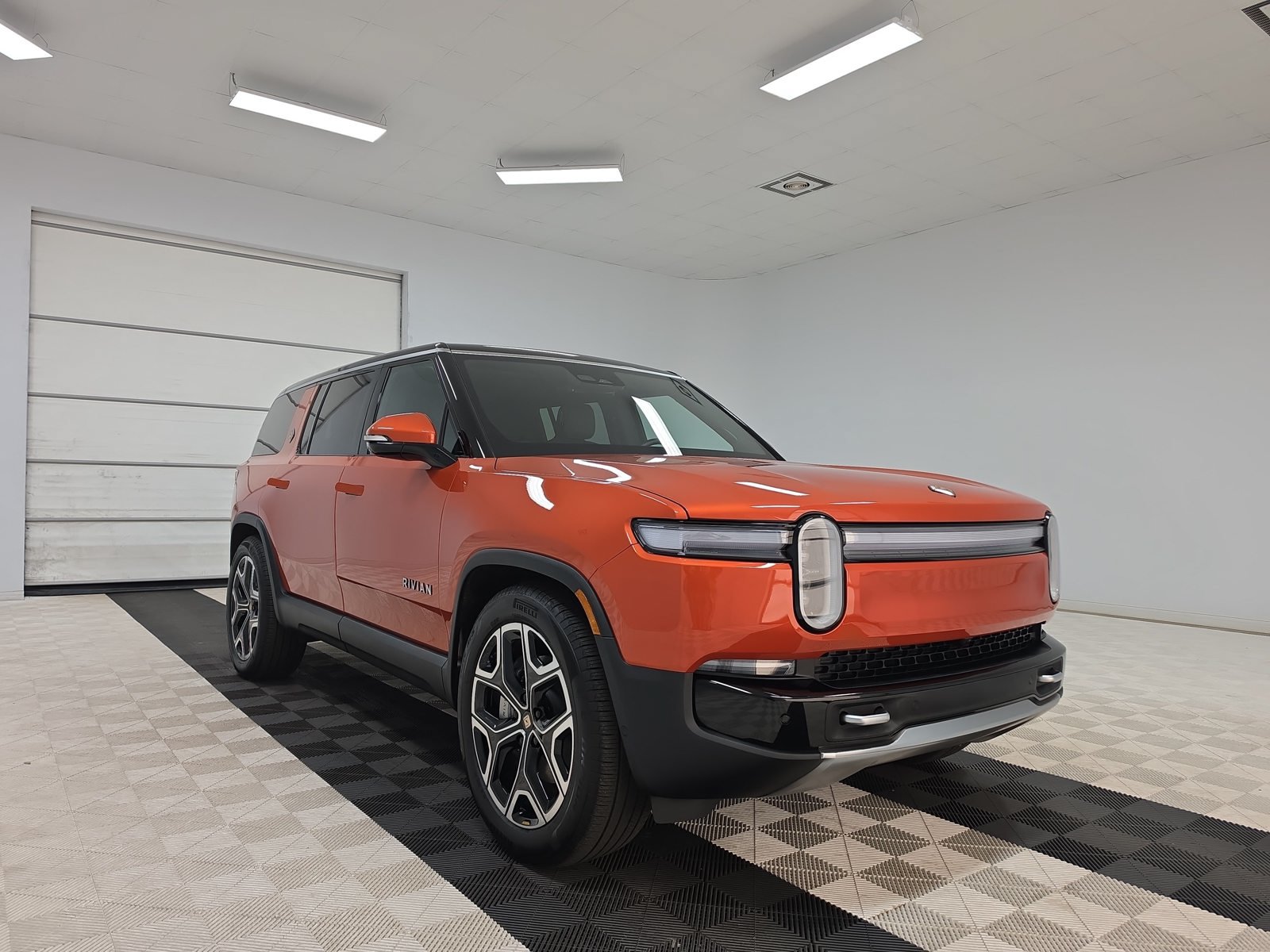 Used 2025 Rivian R1S Adventure Dual AWD/4WD image 7