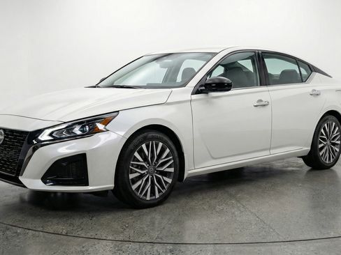 Used 2025 Nissan Altima 2.5 SV FWD image 3