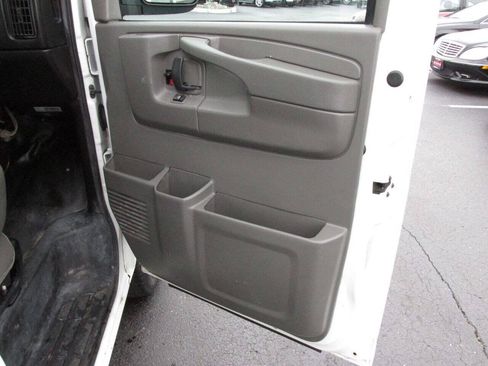 Used 2014 Chevrolet Express 2500 Extended RWD image 18