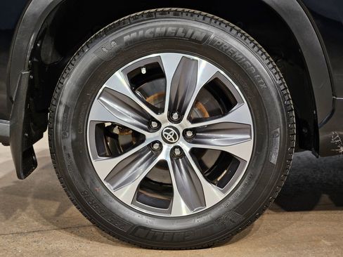 Used 2023 Toyota Highlander XLE image 17