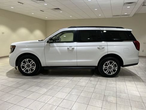 Used 2025 Ford Expedition Active AWD/4WD image 2