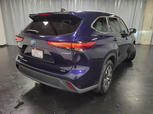 Used 2023 Toyota Highlander XLE AWD/4WD image 8