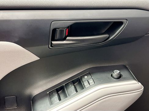 Used 2023 Toyota Highlander LE image 16