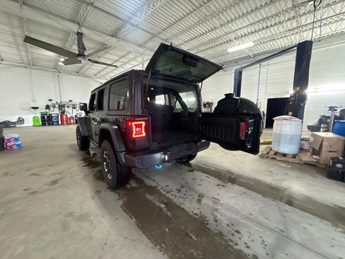 Used 2024 Jeep Wrangler Unlimited Rubicon 4xe AWD/4WD image 15