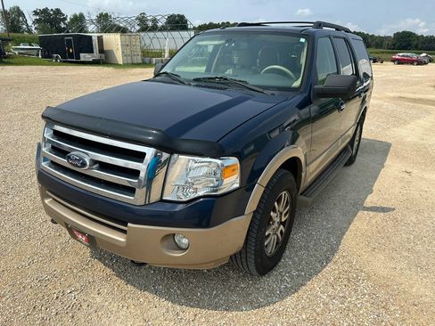 Used 2014 Ford Expedition XLT w/ Equipment Group 202A AWD/4WD image 2