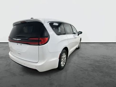 Used 2025 Chrysler Pacifica Select FWD image 3