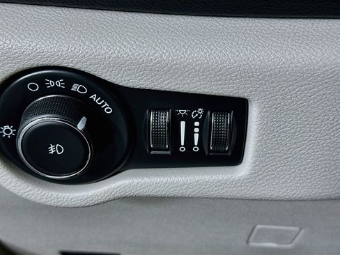 Used 2024 Chrysler Pacifica Touring-L FWD image 17