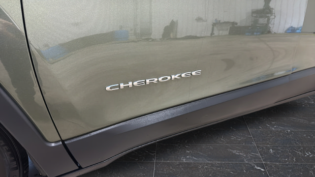 Used 2021 Jeep Cherokee Limited w/ Trailer Tow Group AWD/4WD image 35