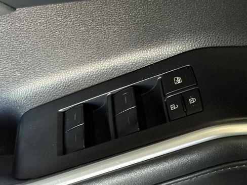 Used 2022 Toyota Highlander XLE FWD image 13