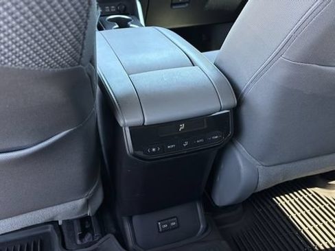 Used 2024 Toyota Highlander LE FWD image 18