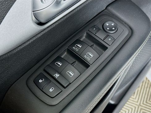 Used 2024 Chrysler Pacifica Limited image 18