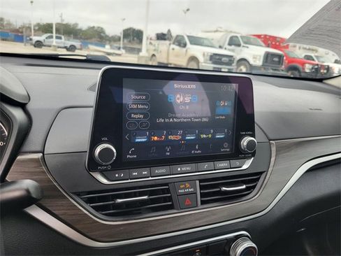 Used 2024 Nissan Altima 2.5 SV image 6