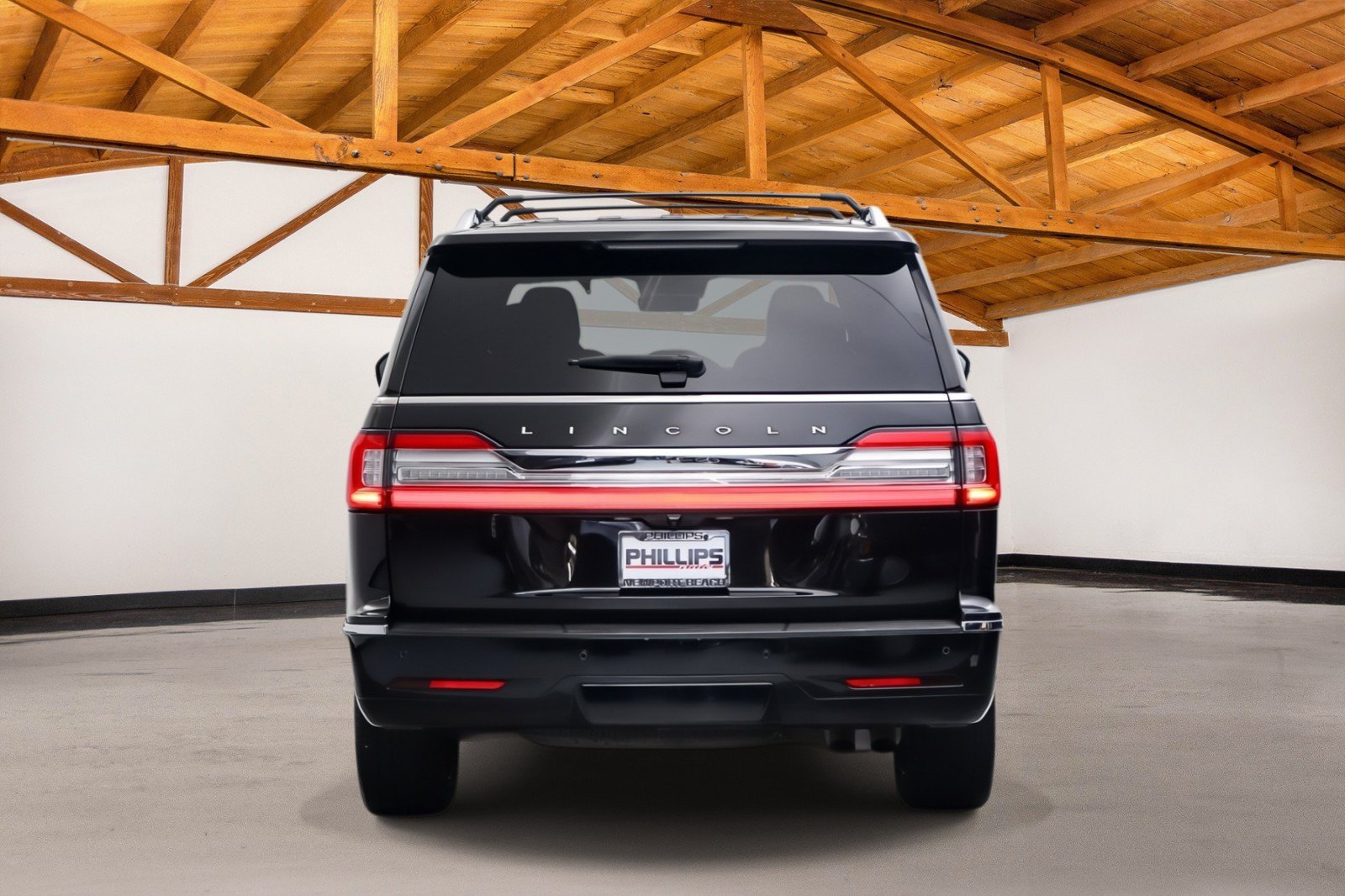 Used 2018 Lincoln Navigator Select w/ Technology Package RWD image 4