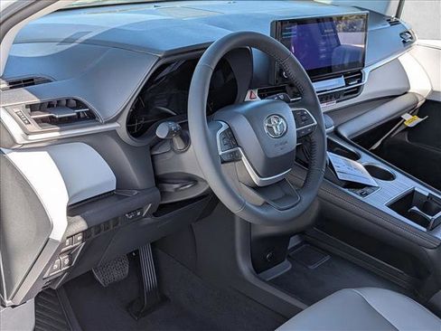 New 2026 Toyota Sienna XLE image 3