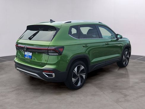 Used 2025 Volkswagen Taos SE AWD/4WD image 4