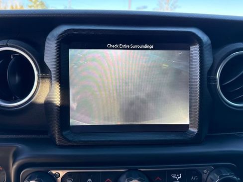 Used 2018 Jeep Wrangler Unlimited Sahara image 25