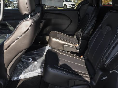 New 2026 Chrysler Pacifica Select image 14