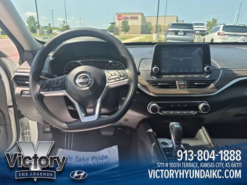 Used 2025 Nissan Altima 2.5 SV FWD image 12