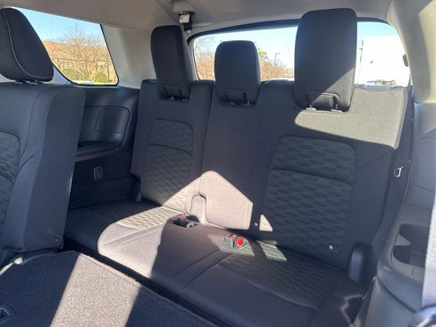 Used 2024 Nissan Pathfinder S image 32