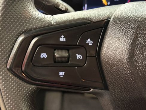 Used 2025 Chevrolet Trax LT FWD image 18