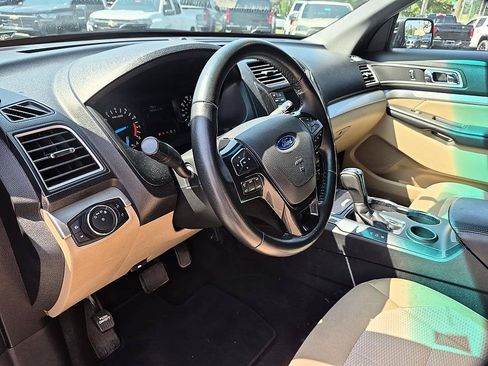 Used 2017 Ford Explorer XLT FWD image 16