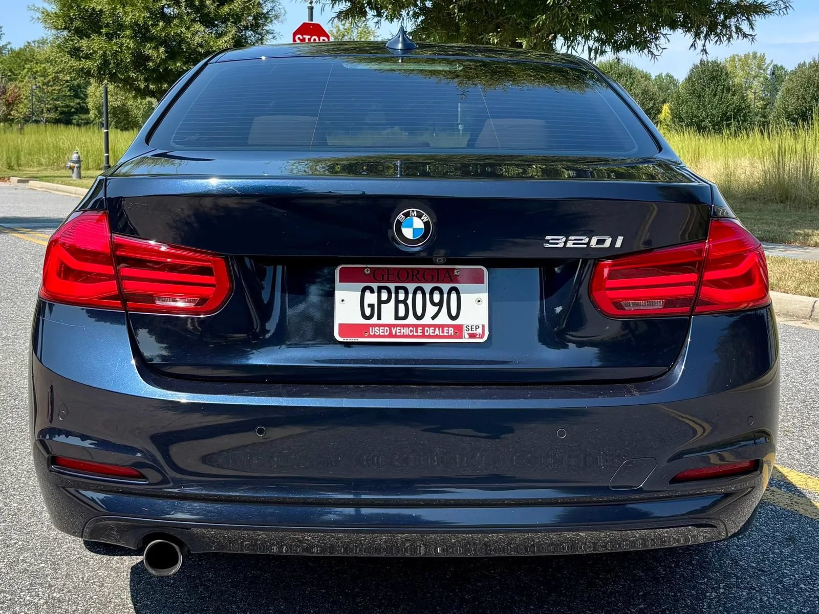 Used 2017 BMW 320i Sedan RWD image 4