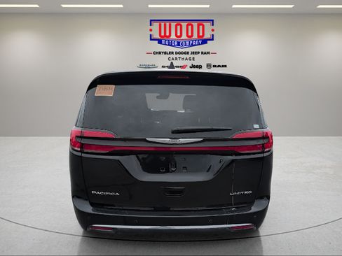 Used 2026 Chrysler Pacifica Limited FWD image 4