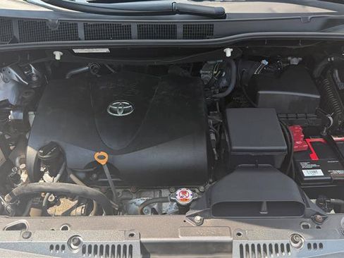 Used 2018 Toyota Sienna XLE w/ XLE Navigation Package FWD image 8