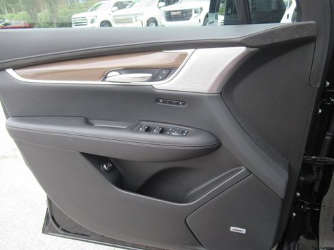Certified 2025 Cadillac XT6 Sport w/ Platinum Package AWD/4WD image 21