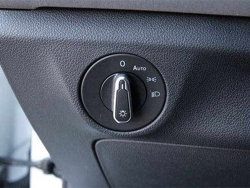 Certified 2025 Volkswagen Jetta SE image 17