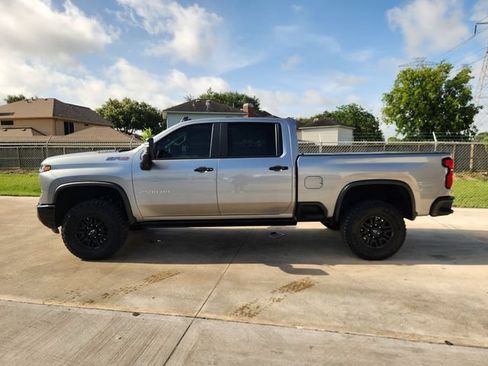 Used 2025 Chevrolet Silverado 2500 ZR2 w/ Technology Package AWD/4WD image 4