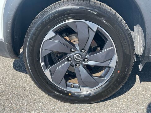 Used 2025 Nissan Rogue SV image 32