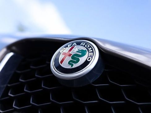 Used 2019 Alfa Romeo Giulia Ti Sport w/ Quick Order Package 22S Sport AWD/4WD image 14