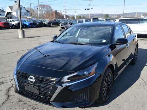 Used 2025 Nissan Altima 2.5 SV w/ SV Special Edition Package image 2