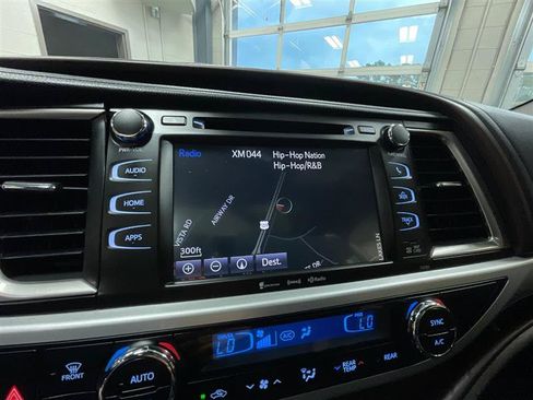 Used 2019 Toyota Highlander XLE AWD/4WD image 21