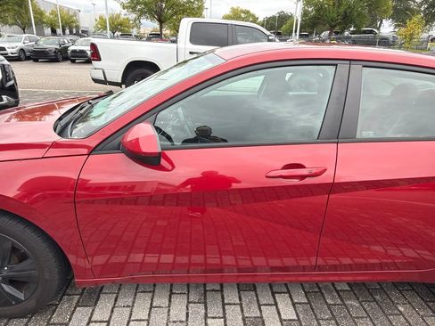 Used 2022 Hyundai Elantra SEL w/ Convenience Package FWD image 6