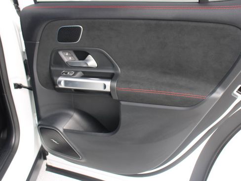 Used 2022 Mercedes-Benz GLB 250 4MATIC image 17
