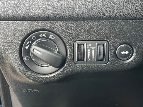 Used 2022 Chrysler 300 Touring w/ Sport Appearance Package image 18