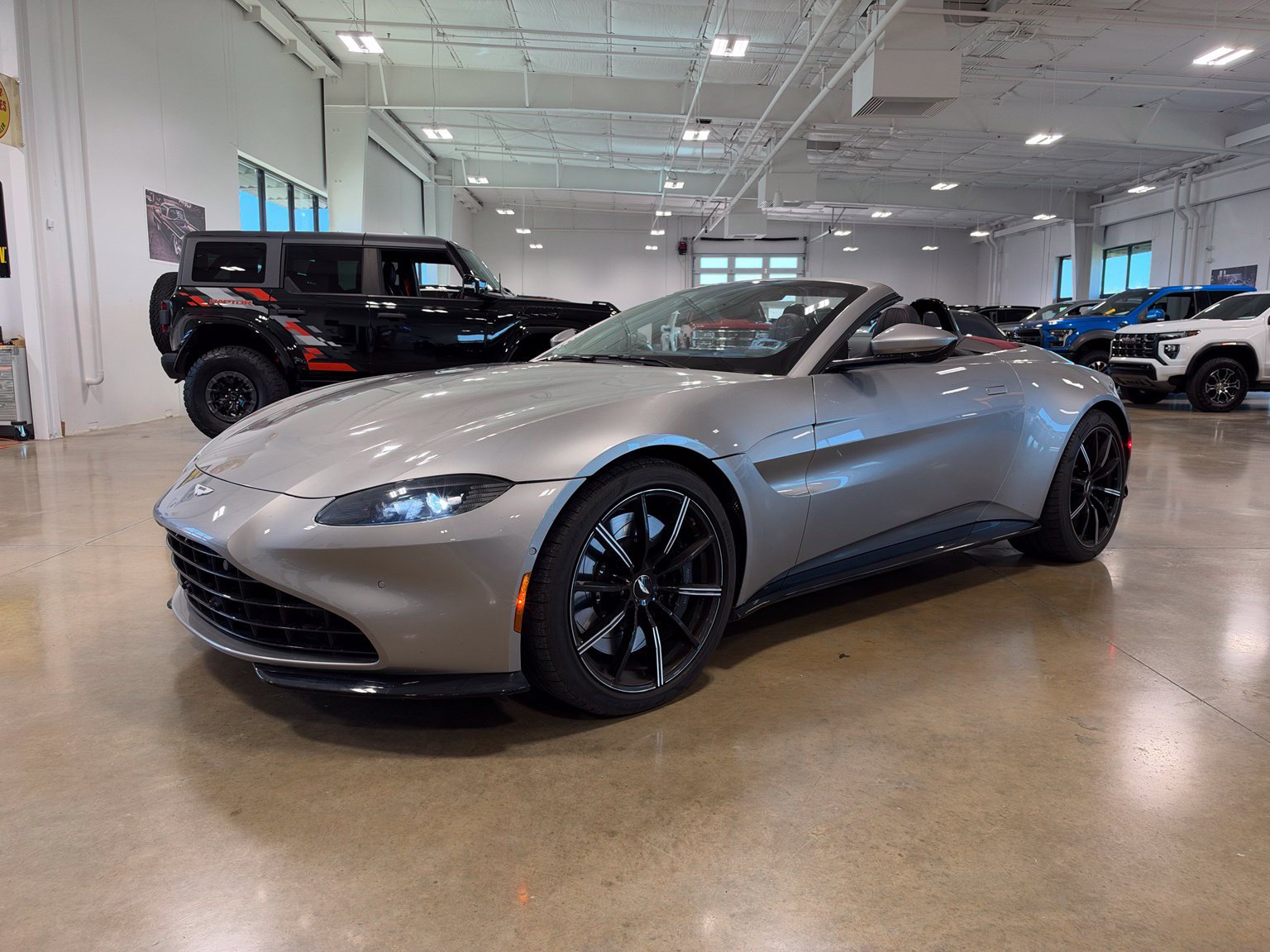 Used 2021 Aston Martin V8 Vantage Roadster RWD image 5