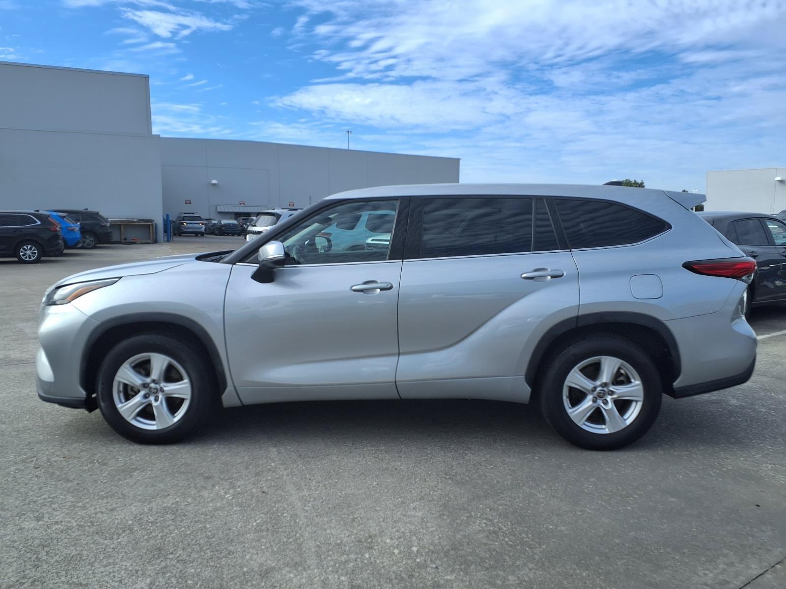 Used 2022 Toyota Highlander LE FWD image 23
