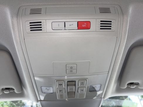 Used 2025 Volkswagen Taos SE w/ Panoramic Sunroof Package FWD image 17