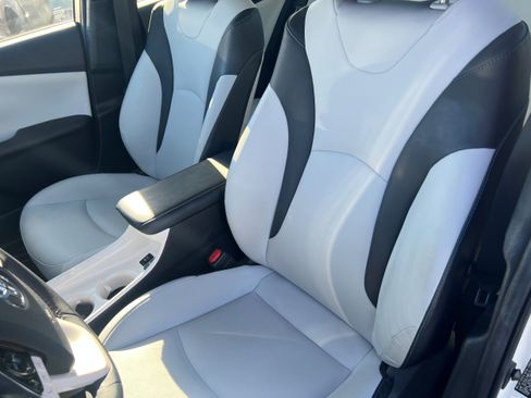 Used 2018 Toyota Prius Four w/ Advanced Technology Package image 18