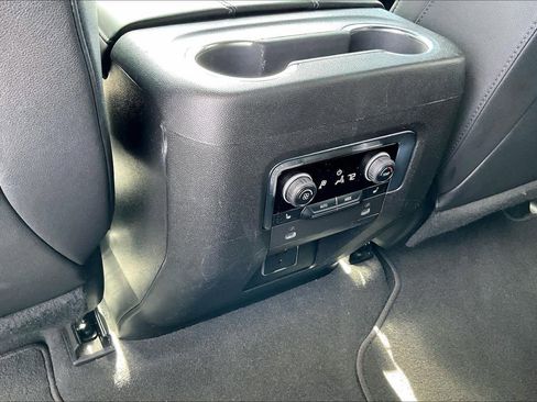 Used 2022 Chevrolet Suburban LT w/ Luxury Package image 34