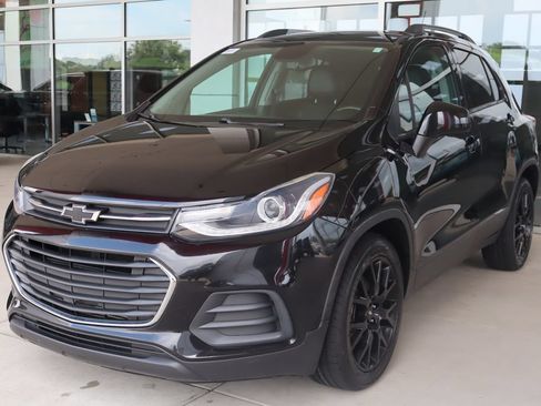 Used 2021 Chevrolet Trax LT w/ Midnight Edition FWD image 3
