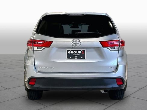 Used 2019 Toyota Highlander LE AWD/4WD image 5