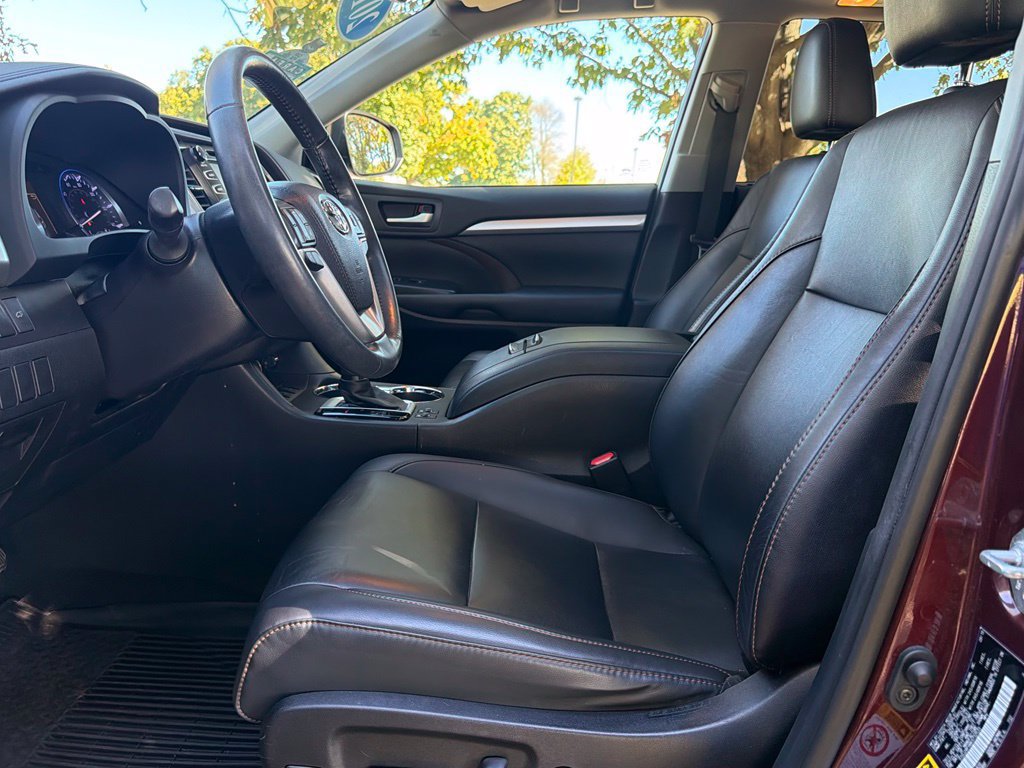 Used 2019 Toyota Highlander XLE AWD/4WD image 23